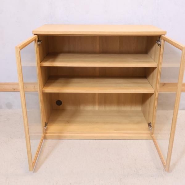 人気の無印良品(MUJI)のオーク材 キャビネット・ガラス扉です