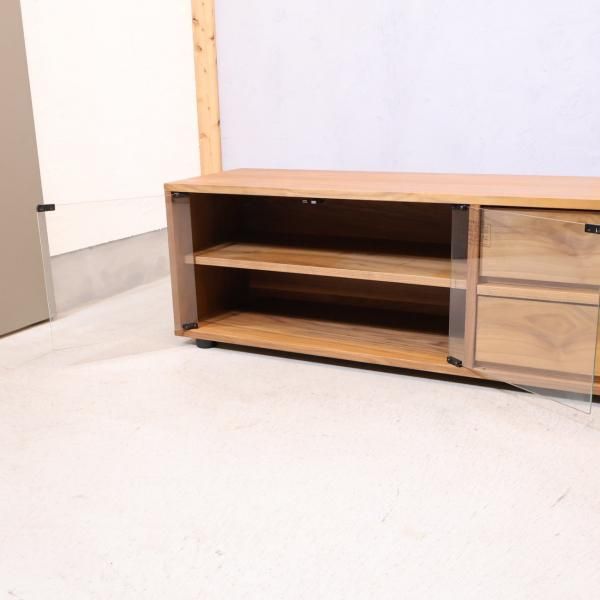 人気の無印良品(MUJI)のウォールナット材 テレビボードです。スッキリ