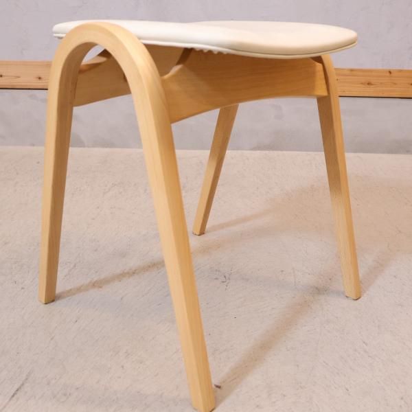 剣持勇デザインの秋田木工 No.202 スタッキングスツールです。曲木を