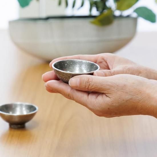 錫 盃 鶴 黒吹雪漆加工 50ml [No.112]｜薩摩錫器工芸館