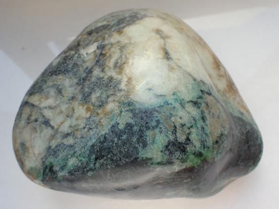 翡翠原石ミャンマー 鉱物石コレクション品一面カット10kチョイ高さ約