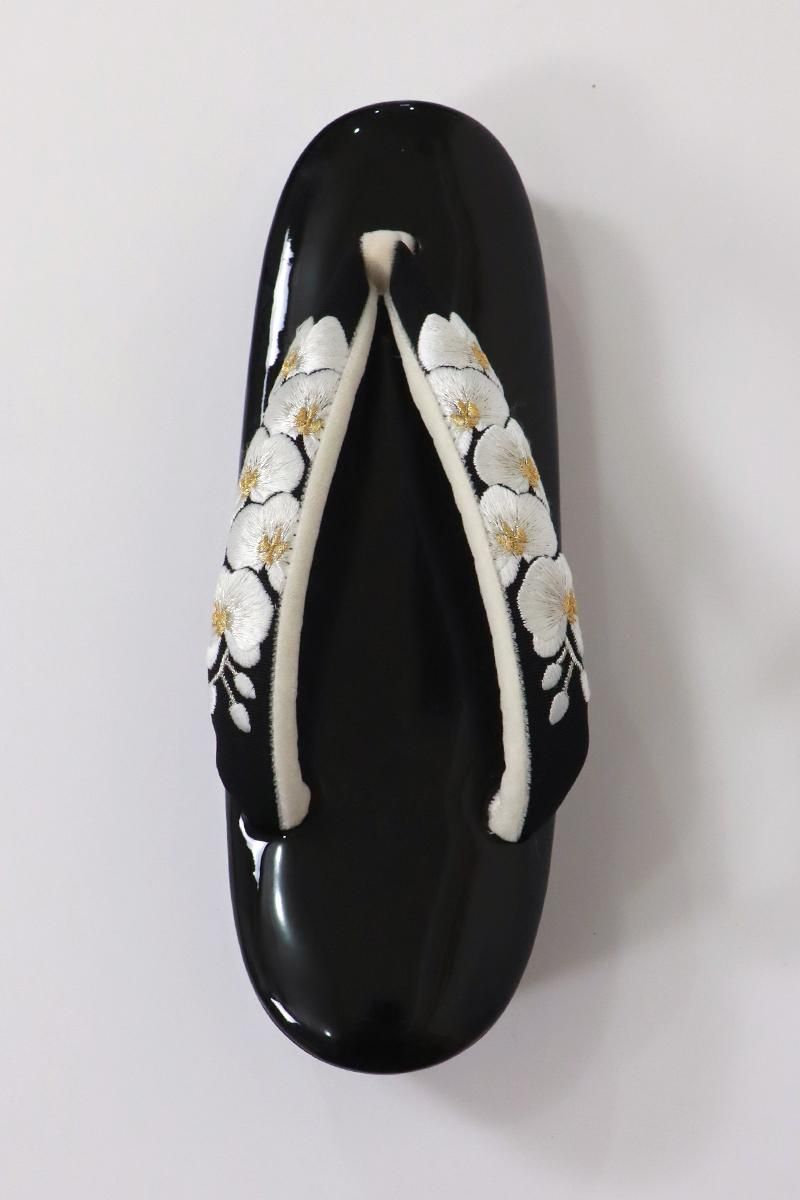 G-2928】衿秀製 草履 黒色 胡蝶蘭刺繍入り鼻緒（Mサイズ）：高さ5cm