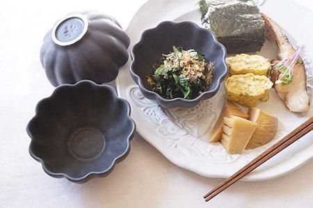 ヒ40 チャコール お花小鉢 - 益子焼の小さな窯元「よしざわ窯