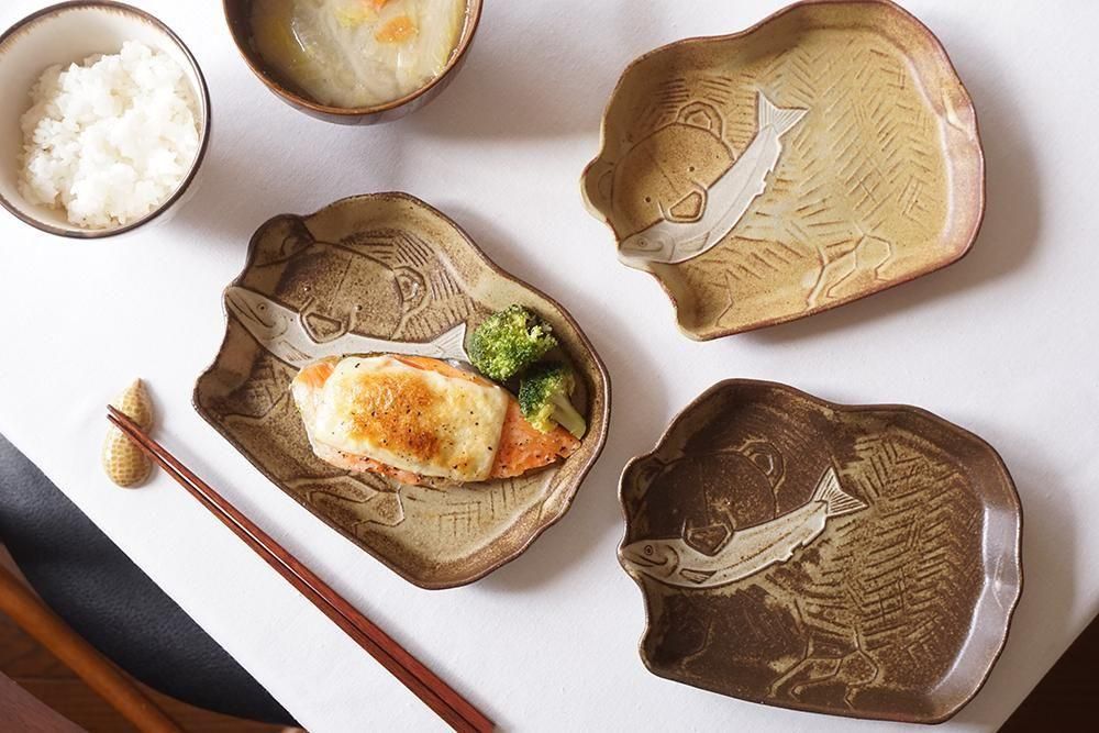 コ2 oldwhite 木彫りのくまのお皿 - 益子焼の小さな窯元「よしざわ窯