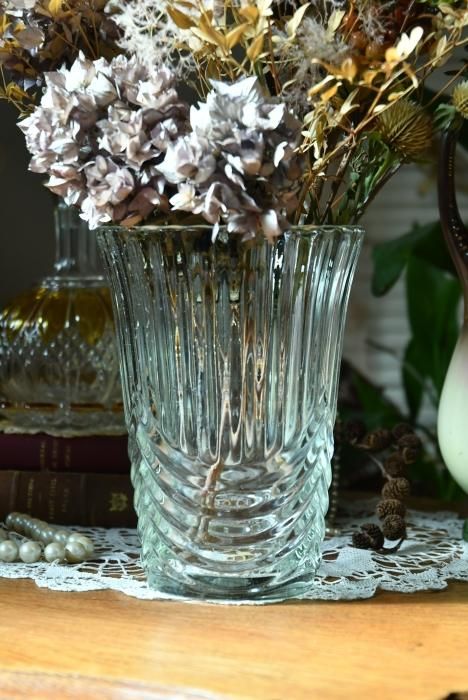 アンティークガラスの花瓶です。60年代のものだと思います