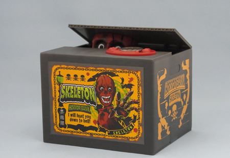 モンスターがコインをさらっていく!? ちょっと懐かしい貯金箱 - 価格