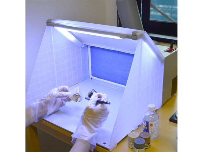 サンコー、プラモ塗料のにおいを排気できるLEDライト付き作業ブース