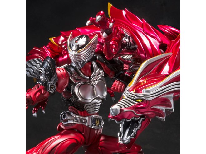 バンダイ、可動するドラグレッダーを従えた「S.I.C. 仮面ライダー龍騎