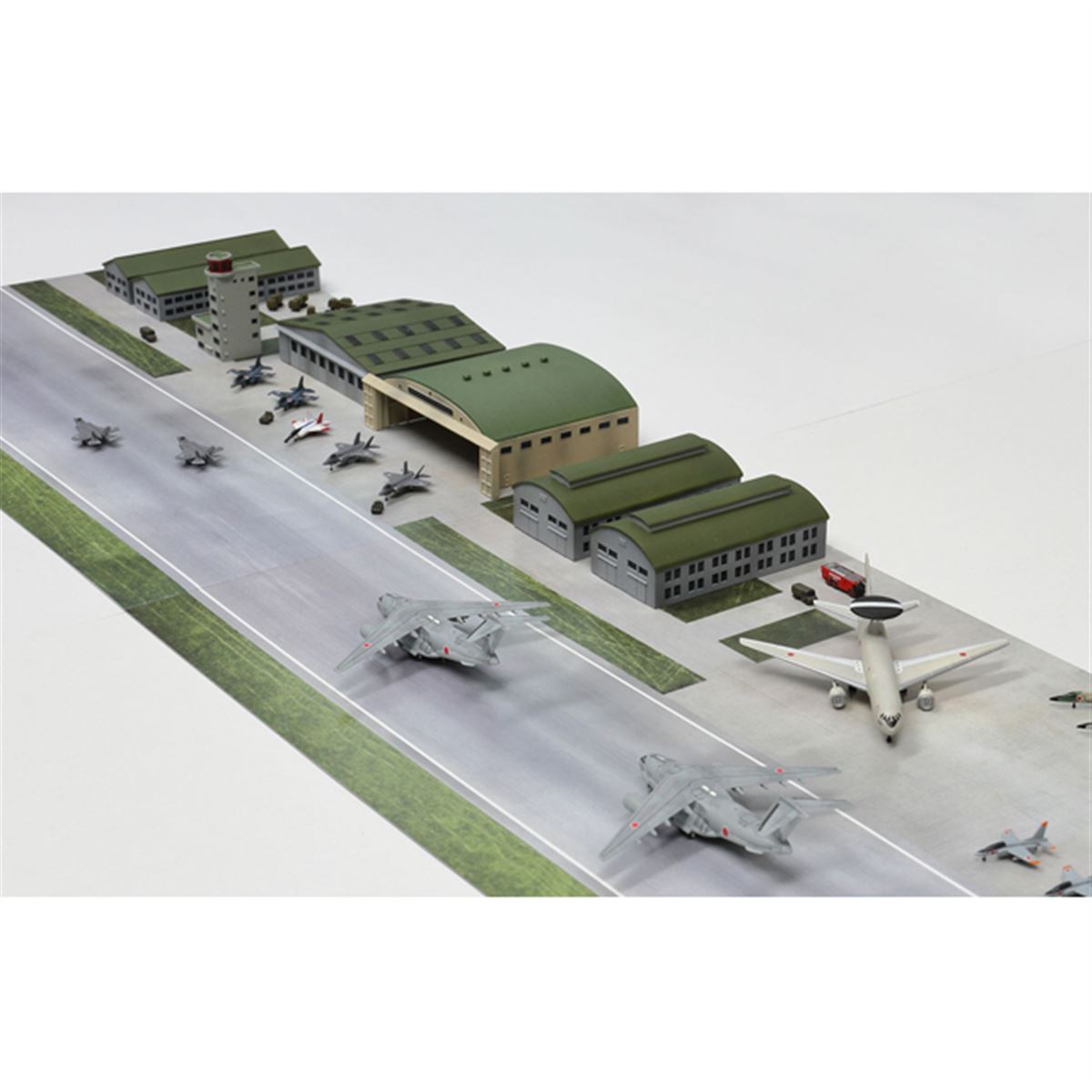 1/700自衛隊基地ジオラマ航空機付 F-35やC-2、AWACSなどが付属