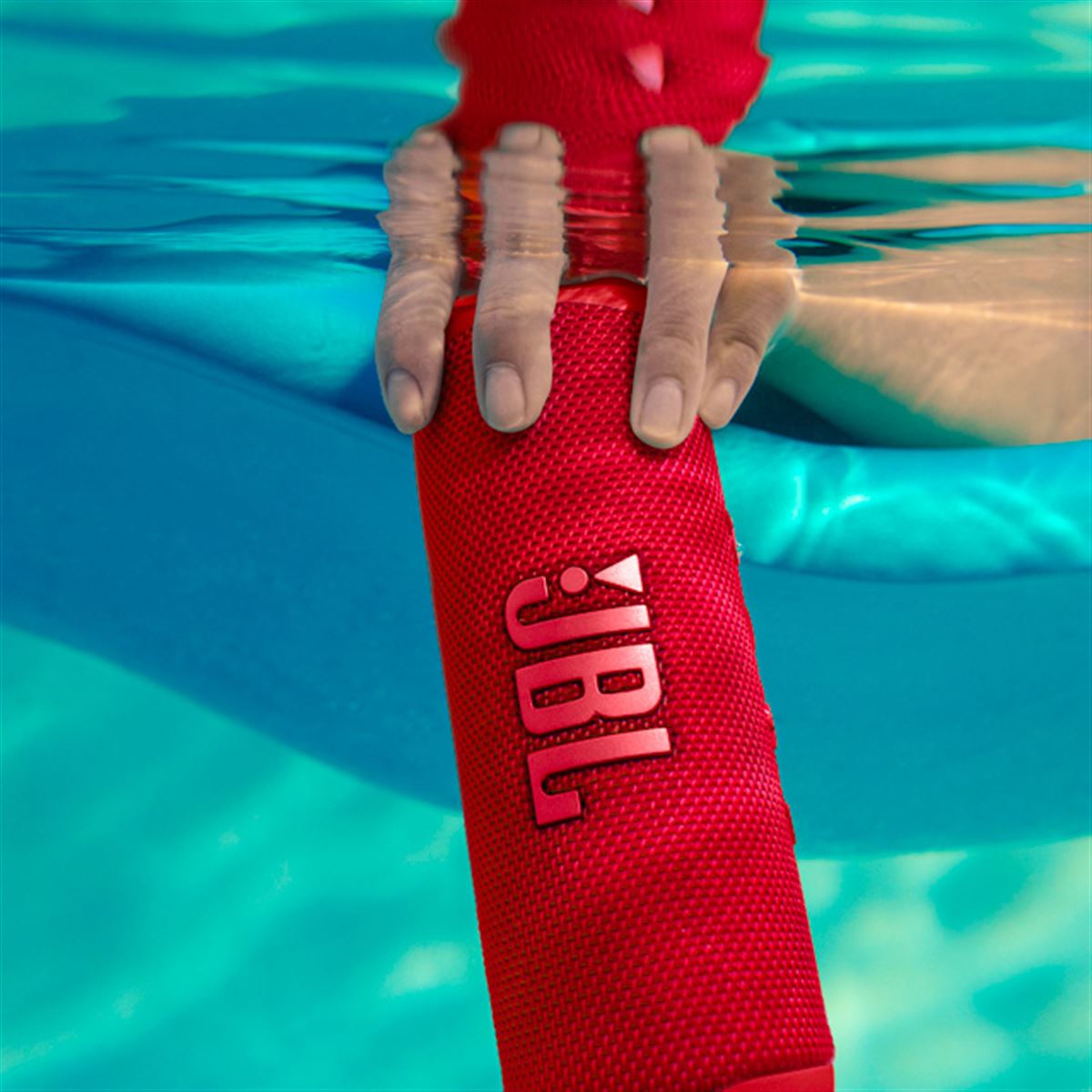 JBL、IP67の防水・防塵性能を備えたポータブルBluetoothスピーカー