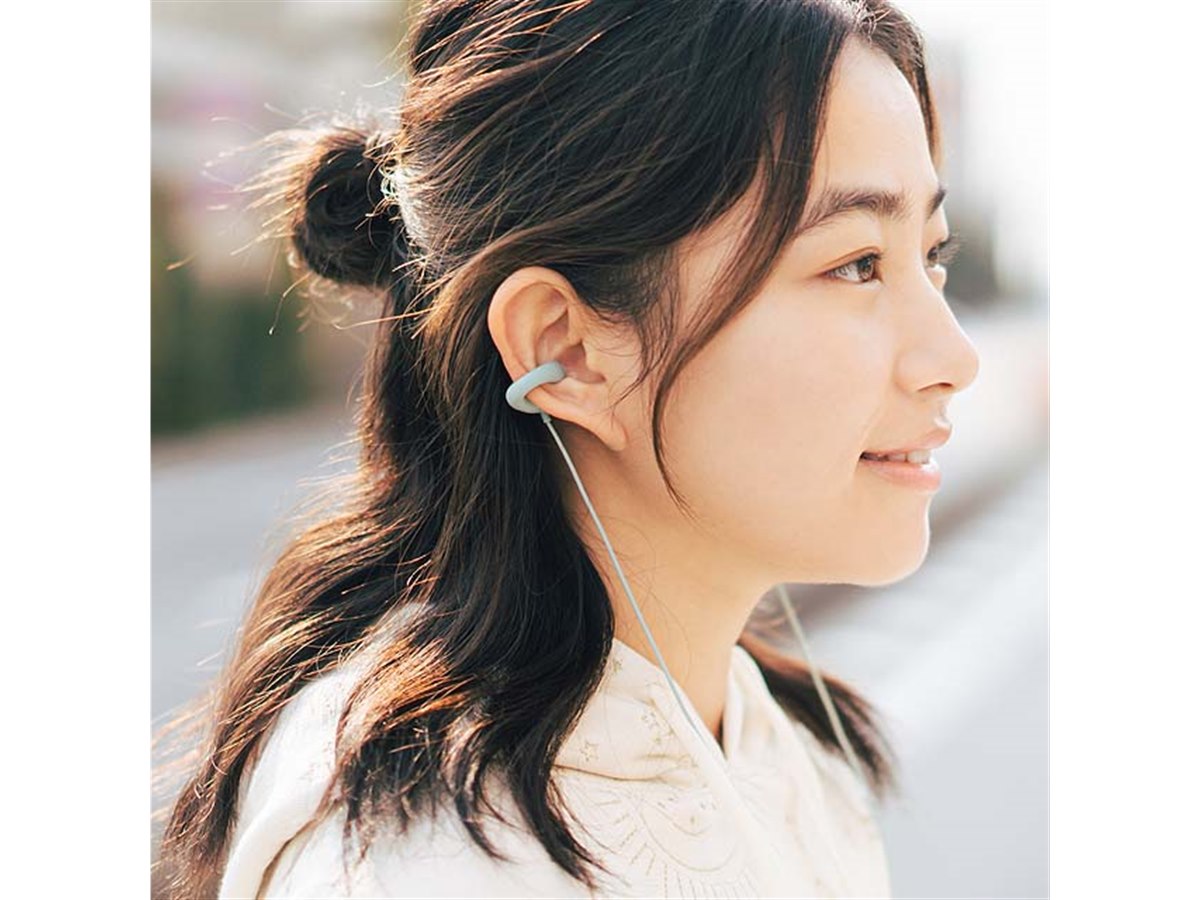 ambie、リニューアルで4,700円に値下げした耳をふさがないイヤホン「AM