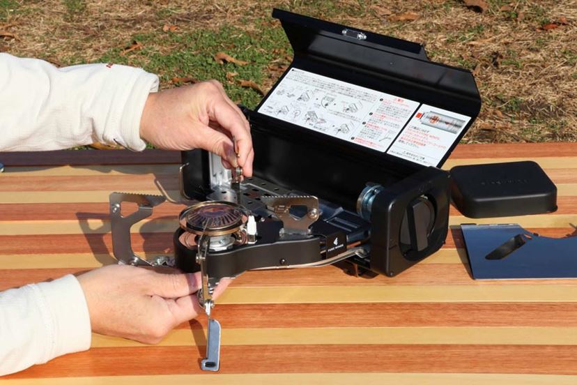 折りたためるイワタニのカセットコンロ。FORE WINDS「フォールディング