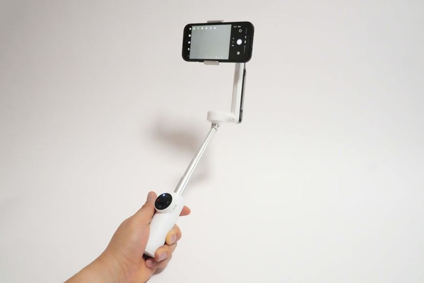 自撮り棒＆三脚を内蔵！ スマホ用ジンバル「Insta360 Flow」は携帯性