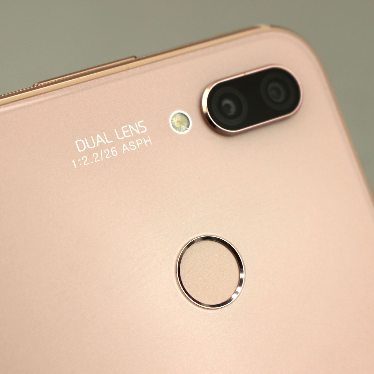 ホワイト スマートフォン デュアルカメラ 約5.8インチ縦長液晶に