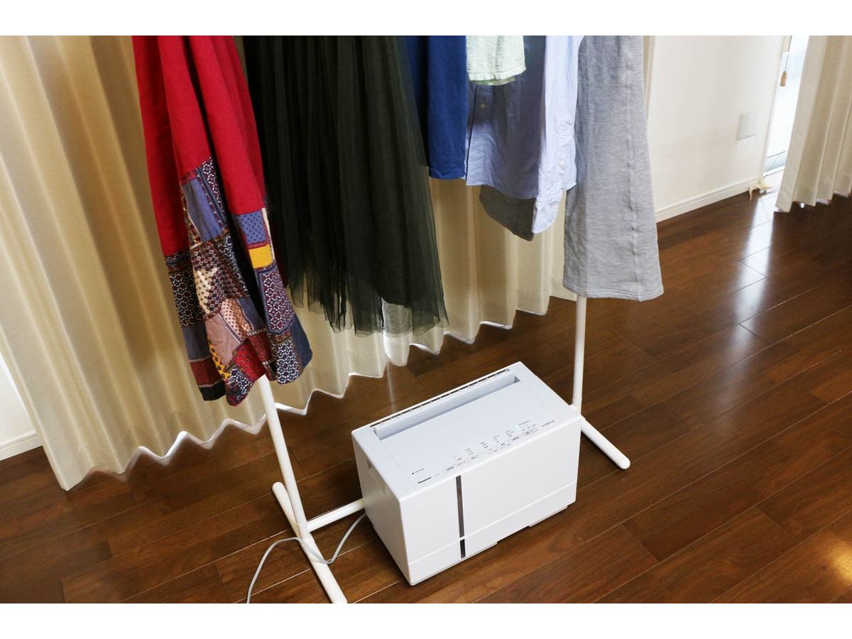 洗濯物の真下に置ける小さなハイブリッド方式除湿機「F-YHTX90」は使い