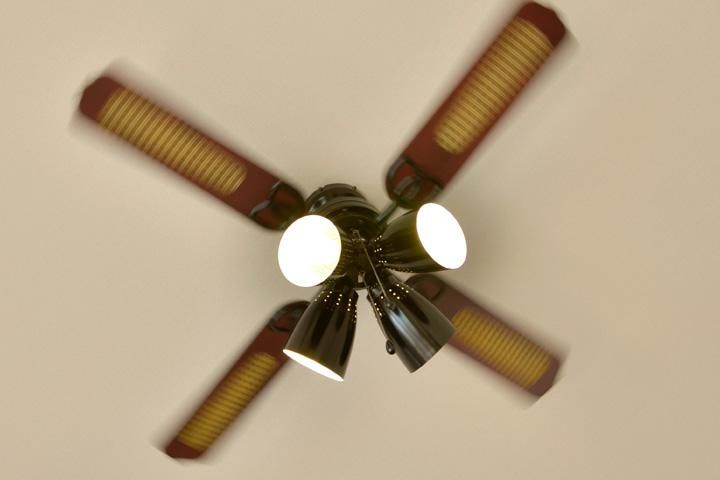 4灯シーリングファンライト 代引き不可 ブラック Blast｜デザイン照明