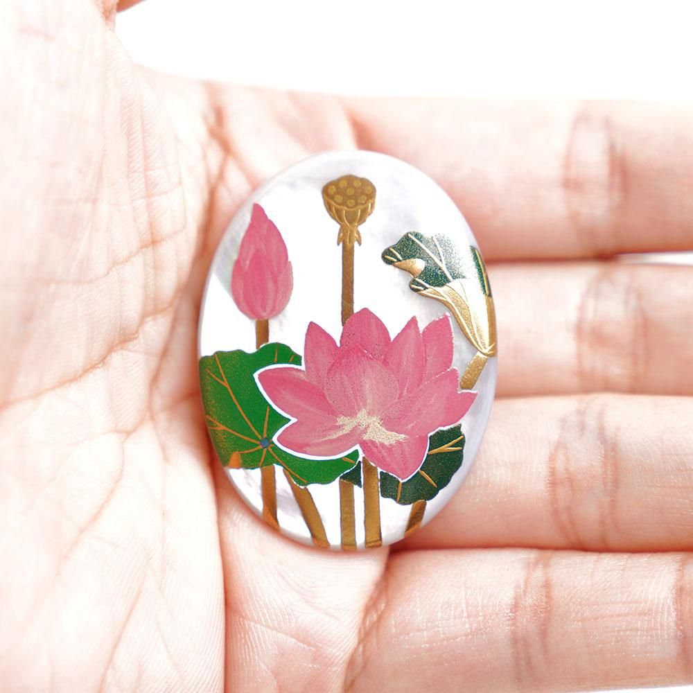 予約販売】蓮蒔絵 白蝶貝ブローチ - うるしアートはりや通販｜針谷蒔絵