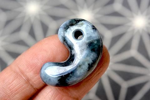 ✳癒やされる守護石の御守りです糸魚川翡翠ジェダイト勾玉外部鑑定の