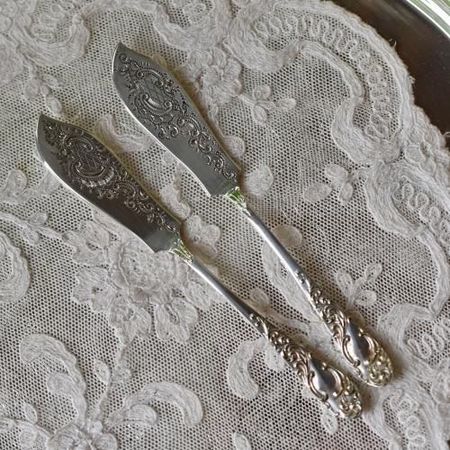 英国ヴィンテージ♡クラシカルで緻密なレリーフ模様の銀色ナイフ♪