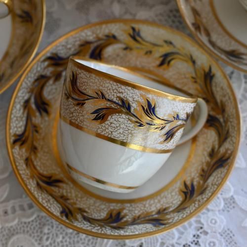 1780年代 ダービー 金彩とコバルトの流れるような葉模様のティー