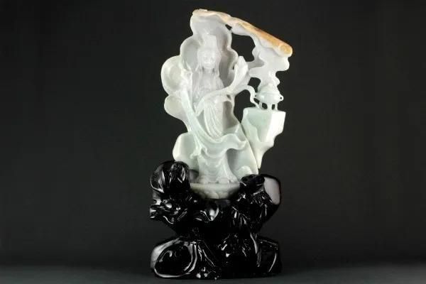 ミャンマー産本翡翠 彫刻 857g｜天然石 原石 通販のキラリ石