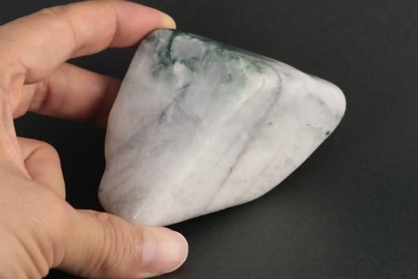 ☆翡翠原石☆糸魚川硬玉【姫川・転石磨き石1.1kg】 糸魚川産 翡翠 原石