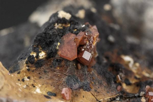 バナジナイト(褐鉛鉱)原石 327g｜天然石 原石 通販のキラリ石