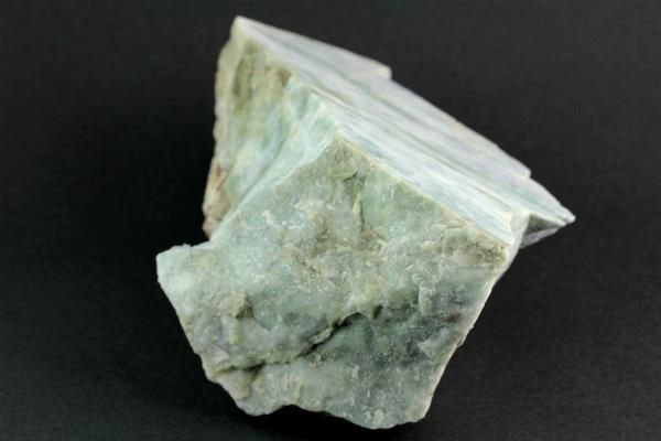 糸魚川産 ラベンダー入り翡翠 原石 864g｜天然石 原石 通販のキラリ石