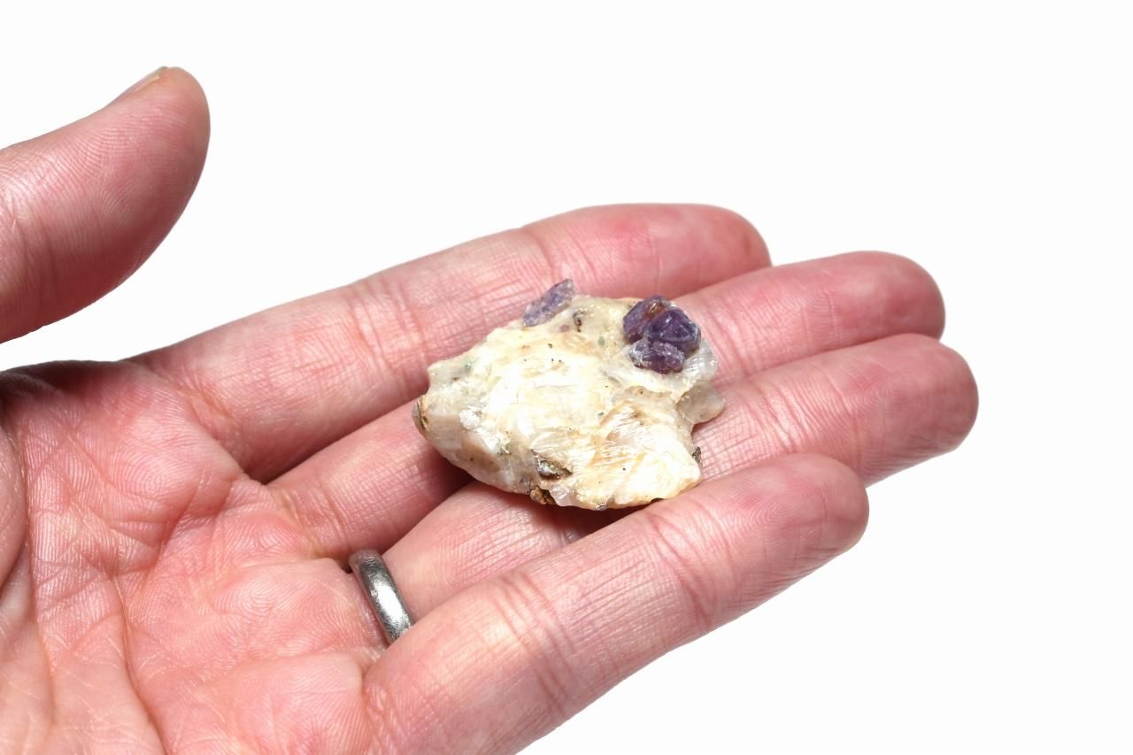 パキスタン産ルビー原石[母岩付き] RUBOR-003｜情熱を高める勝利の石