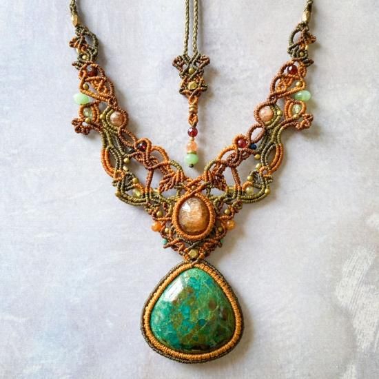 クリソコラ×サンストーンマクラメネックレス - 旅する天然石とマクラメ