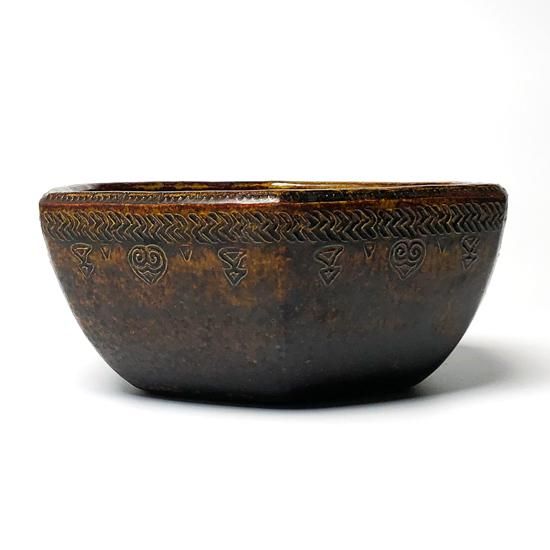 Vintage Japanese Folk Art: 鐡釉押紋六角鉢 / 舩木道忠 - Swimsuit