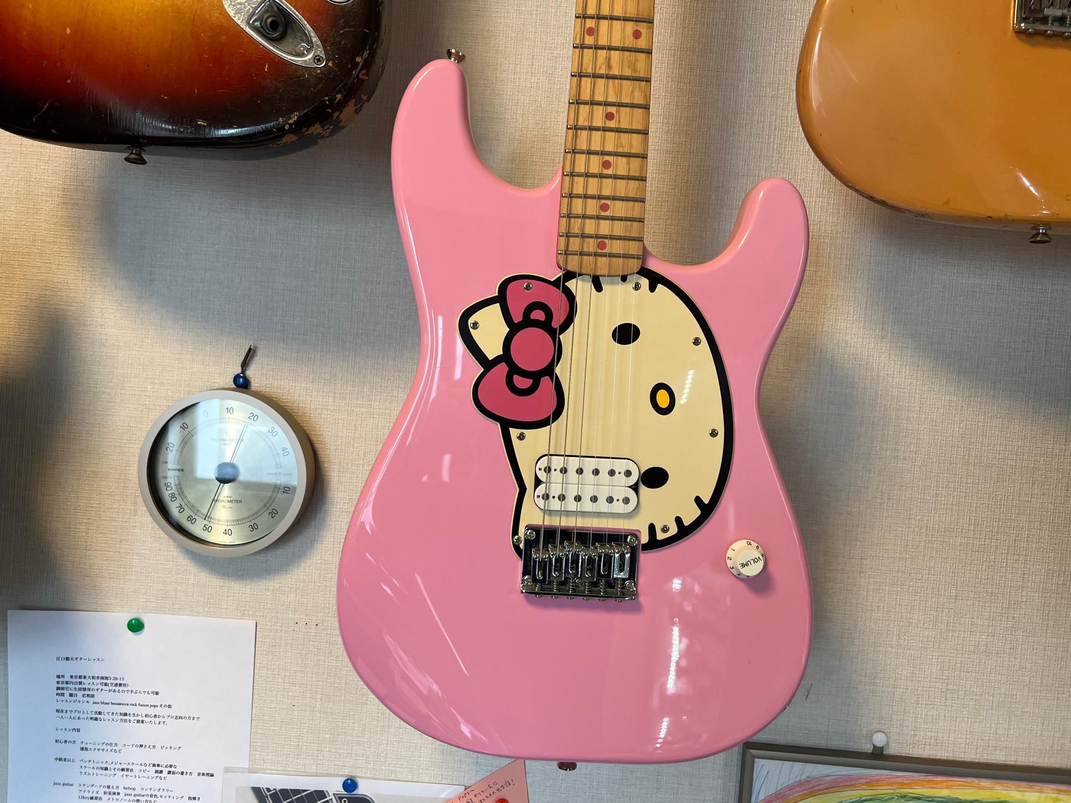 SQUIER HELLO KITTY STRATOCASTER サンリオとフェンダーのコラボで