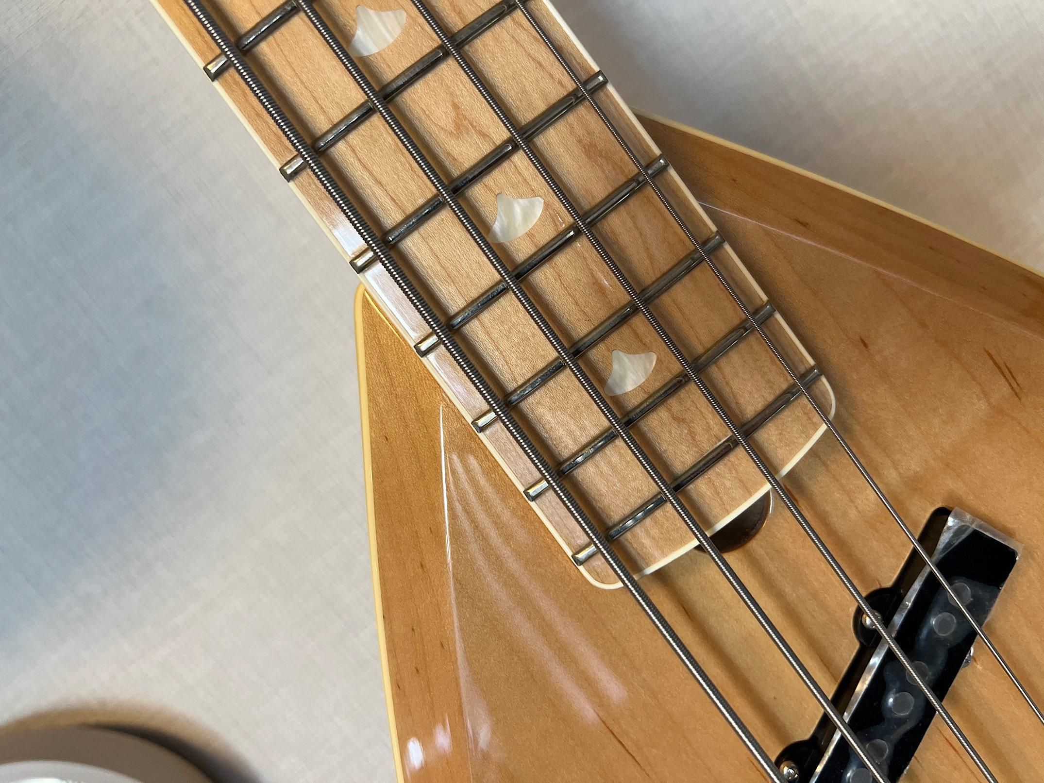 矢沢永吉フィギュアとベースギター2本 矢沢永吉フィギュアとベース