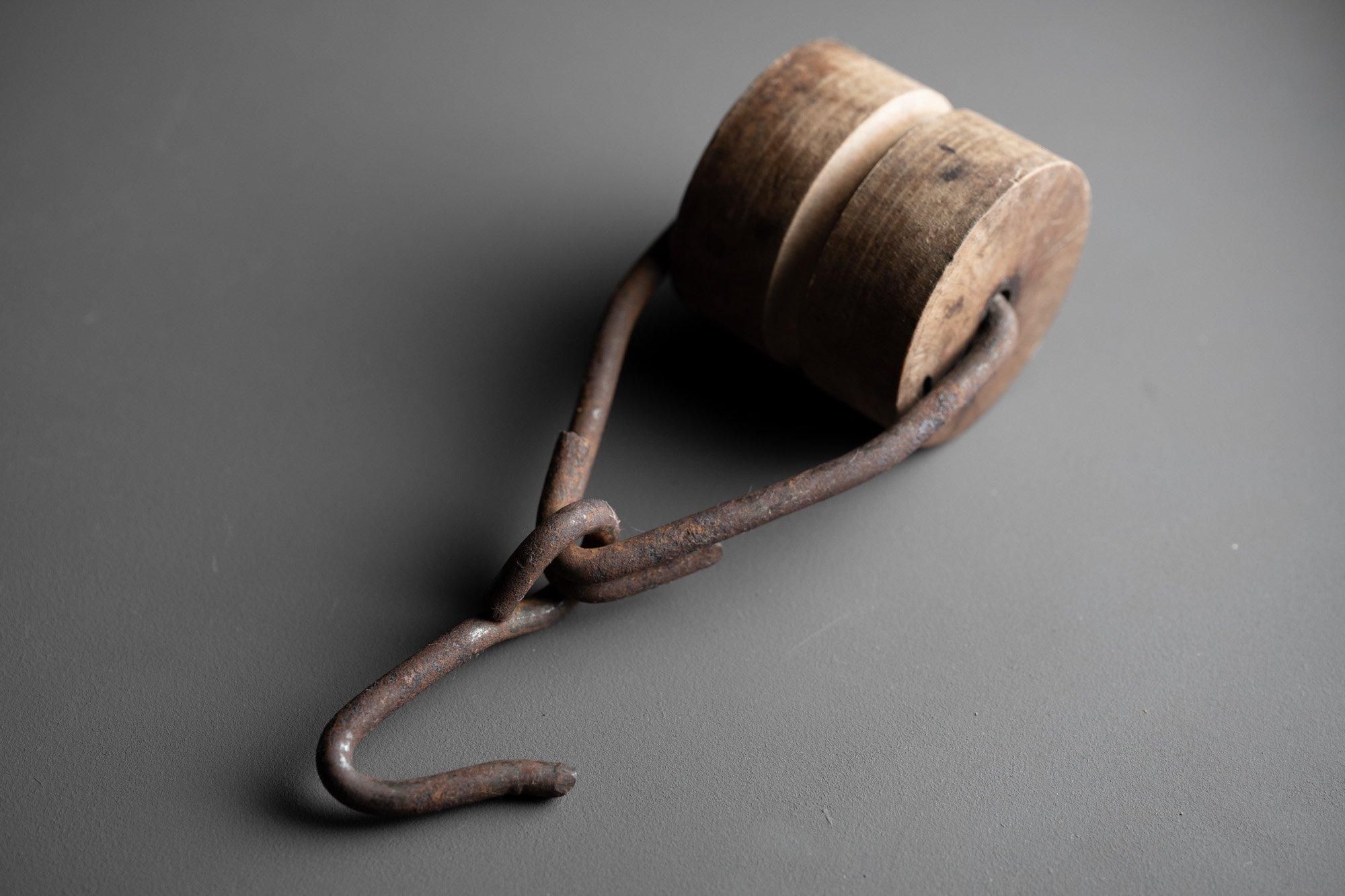 大久保地区の木の滑車｜小谷村の古物｜紡ぎ舎（つむぎや）