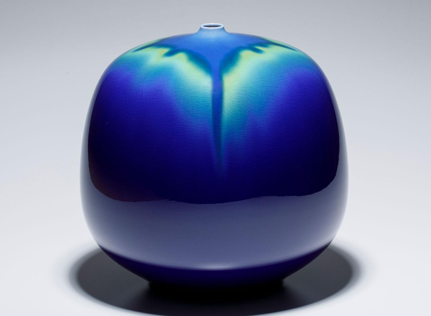 人間国宝 三代徳田八十吉作 7号花瓶 碧明燿彩 - 九谷満月公式