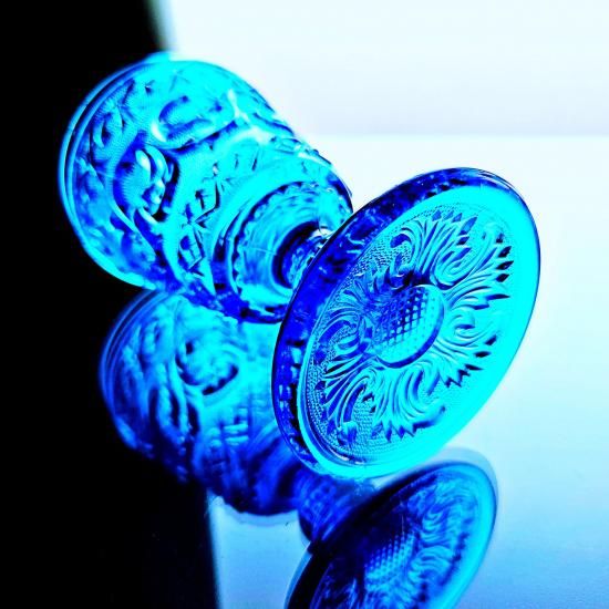 豪華なオールドバカラ アラベスクの青いワイングラス中【1840年