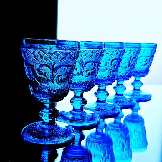 豪華なオールドバカラ アラベスクの青いワイングラス中【1840年