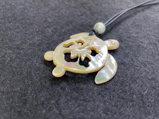 ホヌ透かしハイビスカスペンダント 夜光貝ペンダント - 夜光貝