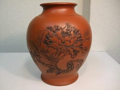正弥作 朱泥花瓶（牡丹彫り8号細） - 常滑焼 陶器 陶磁器 販売・通販