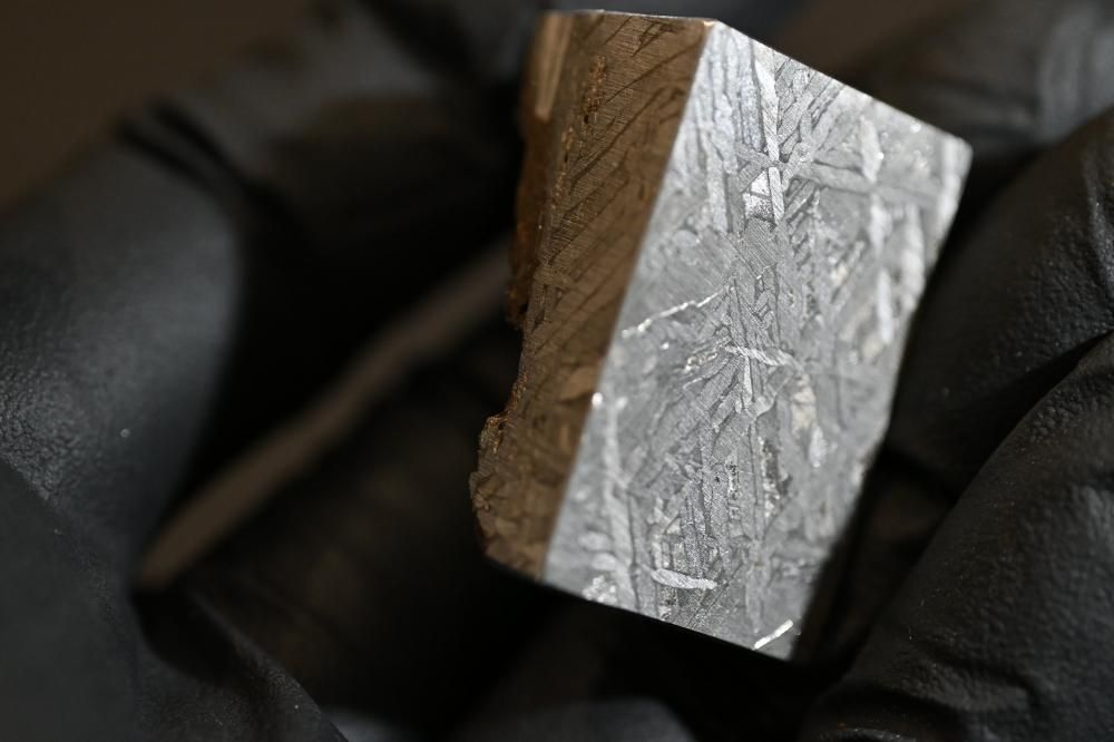 アルタイ隕石 隕石 鉄隕石 エンドカット ナチュラル 重さ約680g