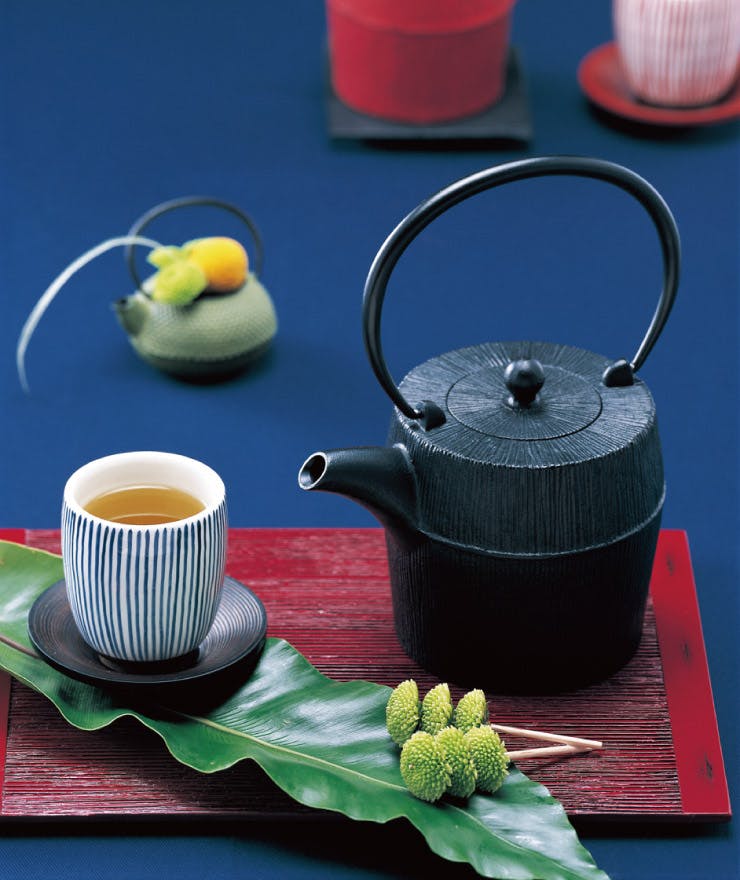 岩鋳 朝日 鉄瓶 黒 450ml 茶こし付き 藍花 南部鉄器【南部鉄瓶 急須