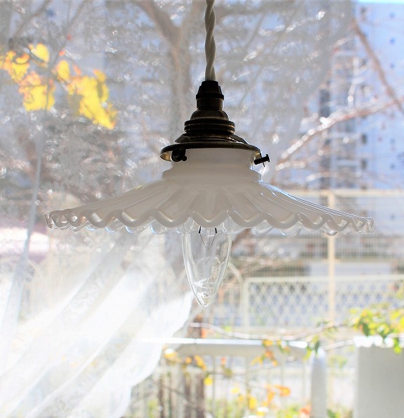 西洋アンティーク～おしゃれなガラス、フリル乳白色～スタンド 西洋