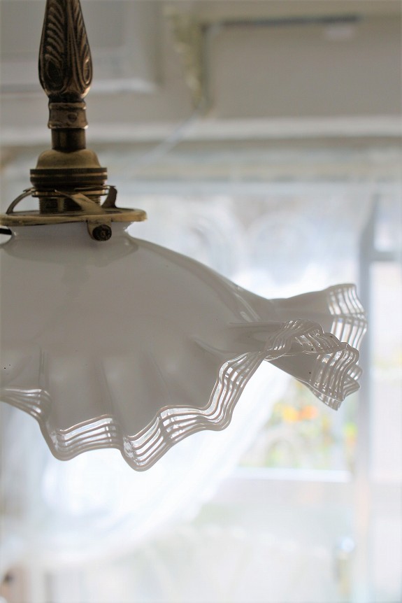 フランスアンティーク・フリルガラスランプシェード （ミルクガラス