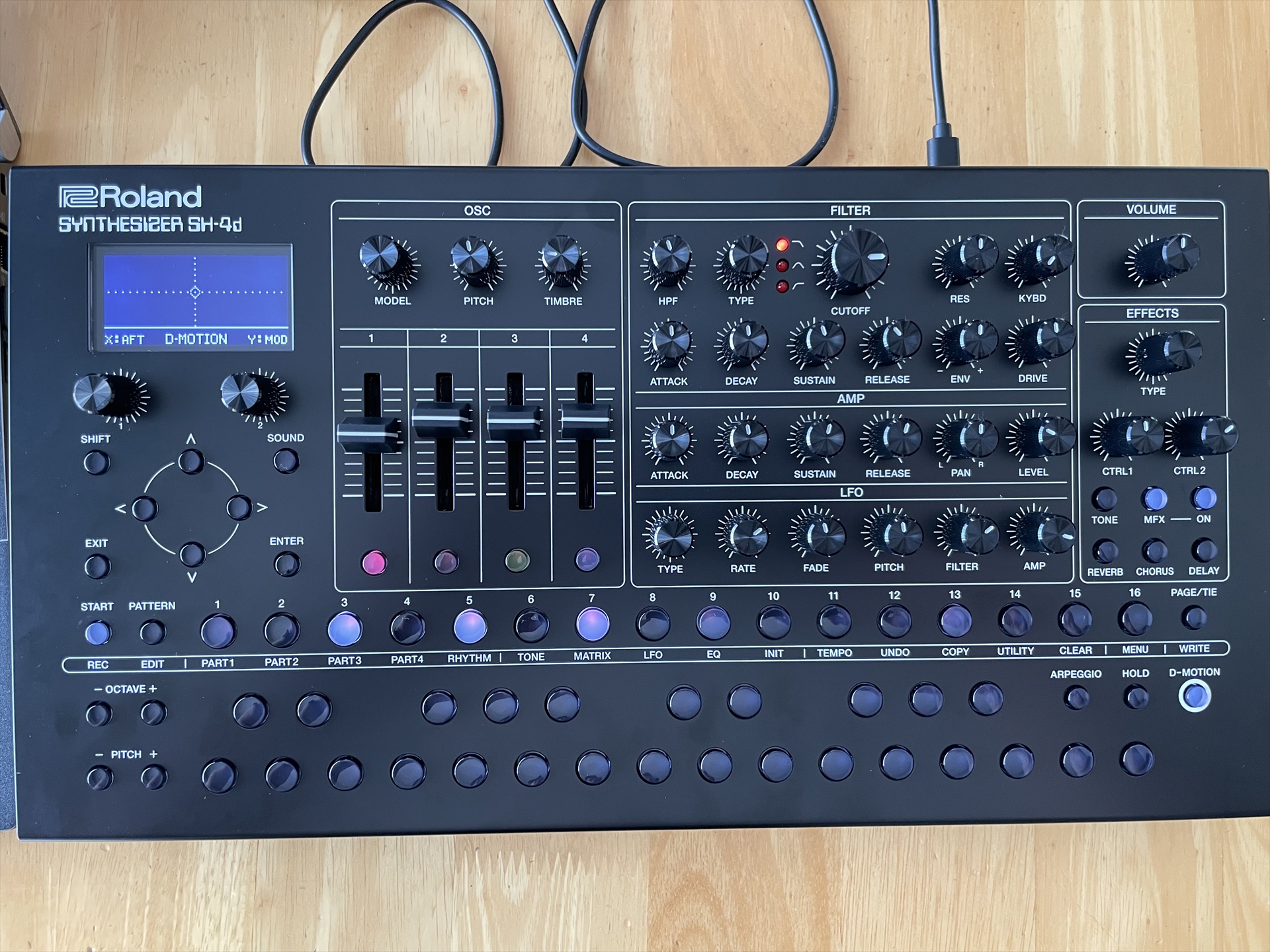 Roland SH-4d | 11種類のオシレーター・モデル搭載、一台で曲制作が