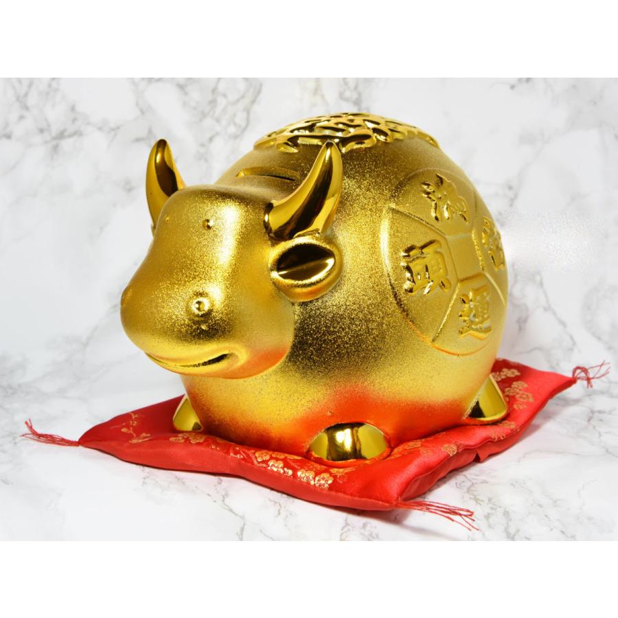 金運の黄金の牛 置物 貯金箱 丑年 招財 金運 財運 赤座布団付