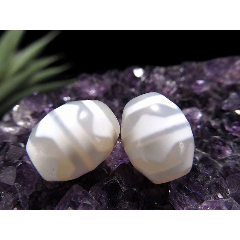 純真ホワイトカラー 四線虎牙天珠 しせんこがてんじゅ 縦サイズ:約15mm