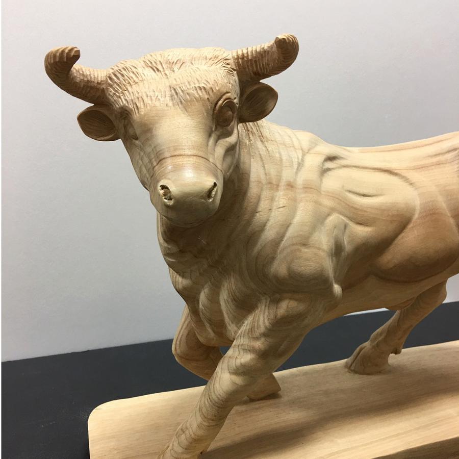 くす一木彫 彫刻 雄牛像 白木仕上げ 高さ約33cm 〜逞しい雄牛を台座
