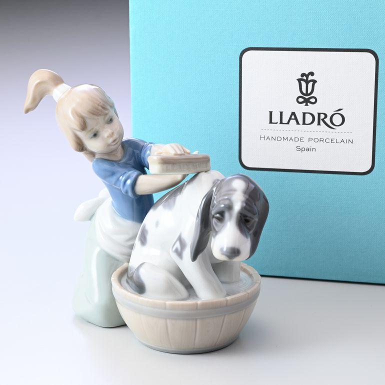 LLADRO 少女と犬のフィギュア