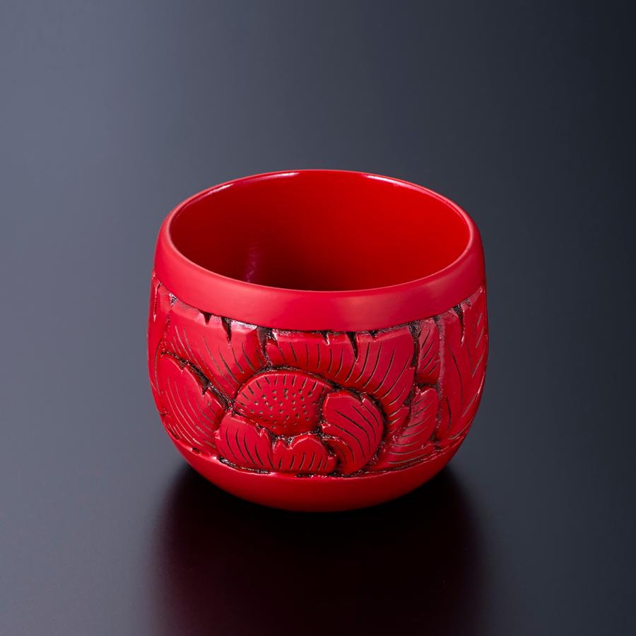 村上の伝統工芸『村上木彫堆朱 ぐい呑 牡丹唐草』 : 道の駅朝日-朝日