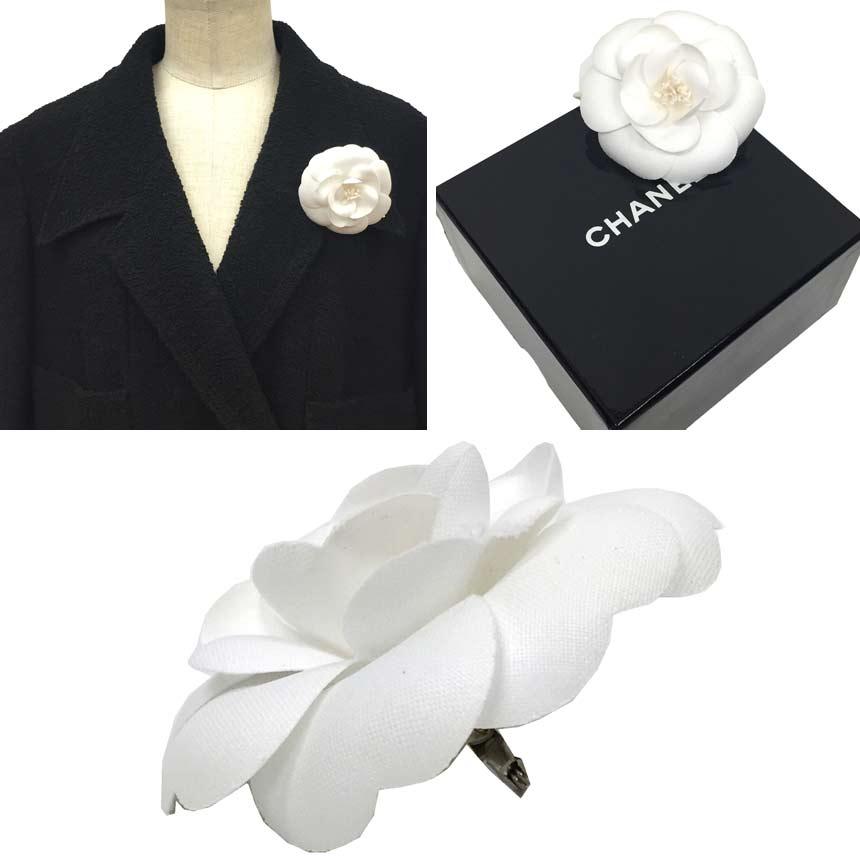 CHANEL 花型ブローチ ホワイト